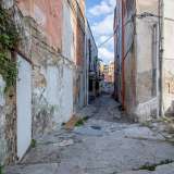 Le palazzine ospitano quattro appartamenti e sono divise tra loro da una breve stradina senza nome che termina davanti al muro che separa l�area dai binari